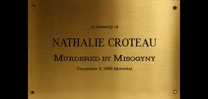 雕刻的黄铜牌匾上写着“纪念被厌女症谋杀的娜塔莉·克罗托1989年12月6日，蒙特利尔”