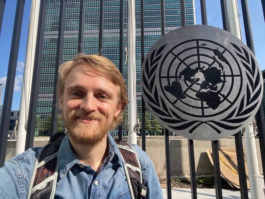 斯蒂芬在联合国前面的照片，纽约
