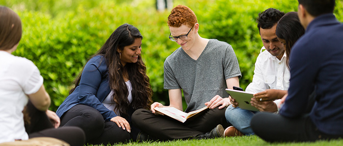 温尼伯大学的学生在草坪前