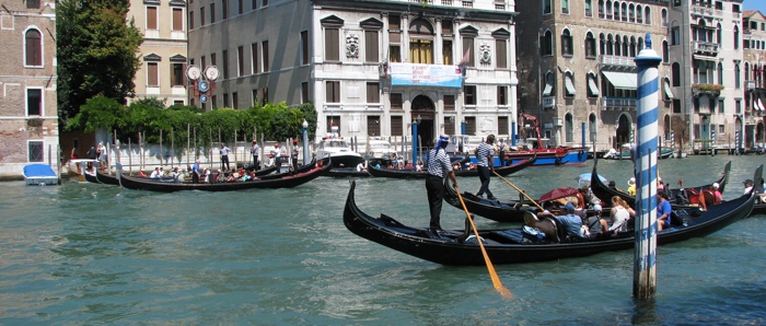 意大利威尼斯河上的一艘平底船