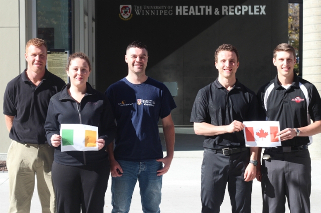 3名爱尔兰学生和2名加拿大学生举着他们国家的国旗