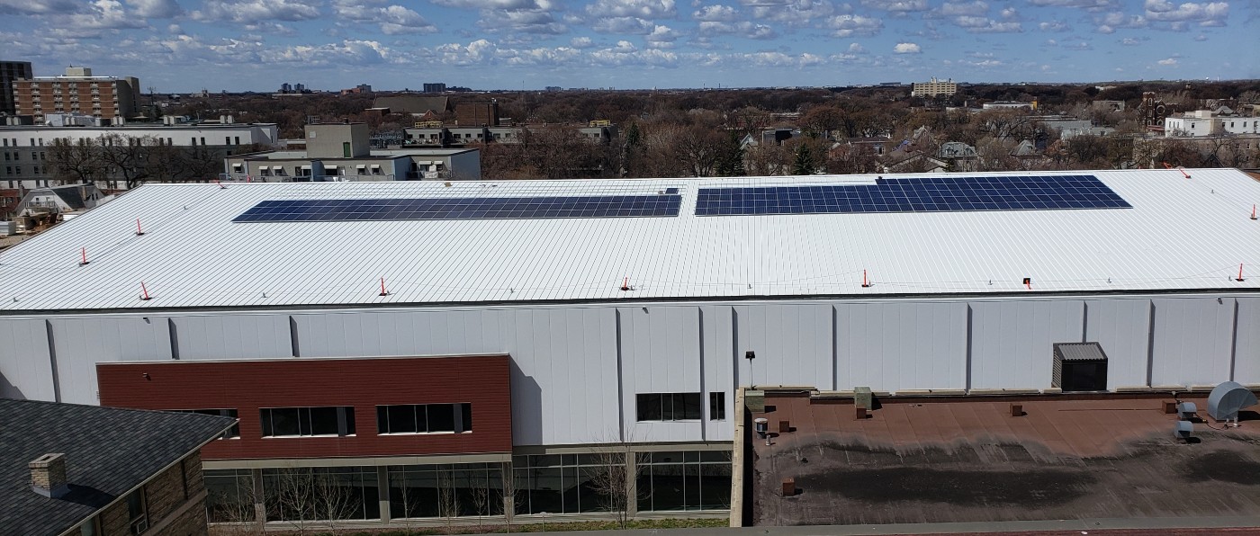 太阳能电池板在Axworthy健康和RecPlex屋顶