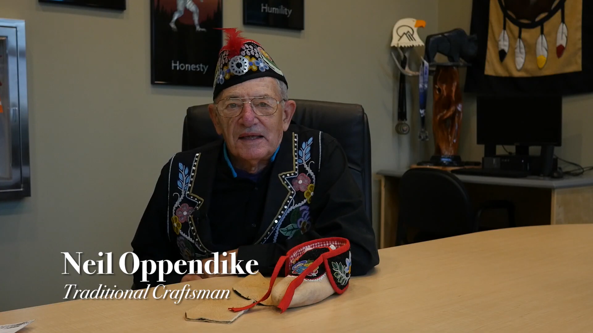 Ojibwe视频课程＃6：与Neil Oppendike分开脚趾Moccasin教程