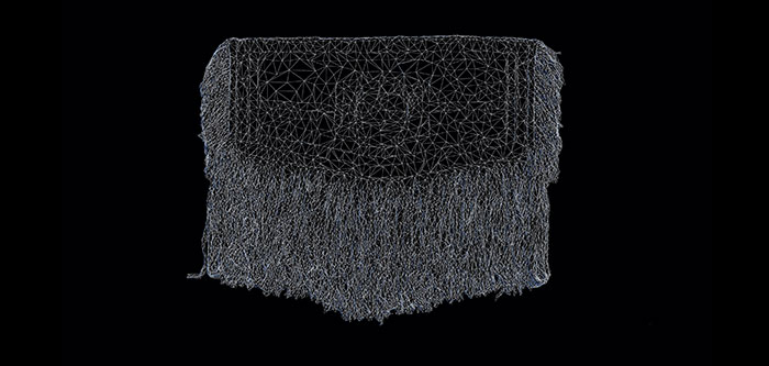视频仍然是一个编织的特林吉特乌鸦尾袍的数字模型。薄薄的白色交叉线/网状线构成了毛毯设计的轮廓，并在黑色背景上形成了条纹。
