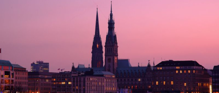 德国汉堡上的粉红色天空