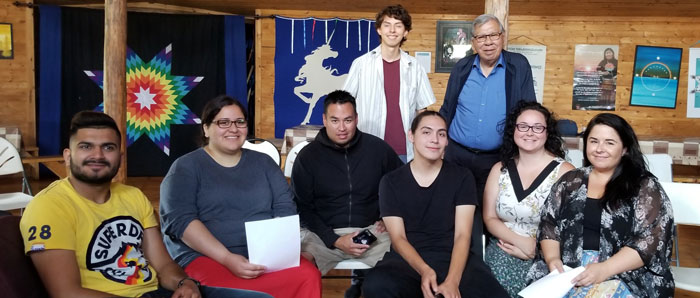 来自Ojibwe语言夏令营的学生和嘉宾