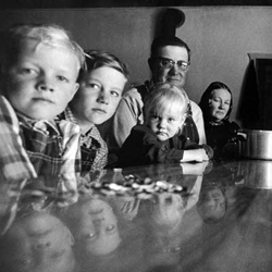 三个孩子黑白照片在一张桌上的与两个成人