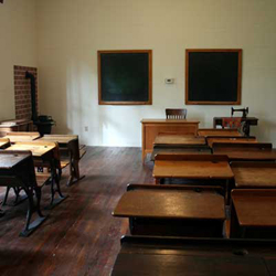 教室与旧桌子