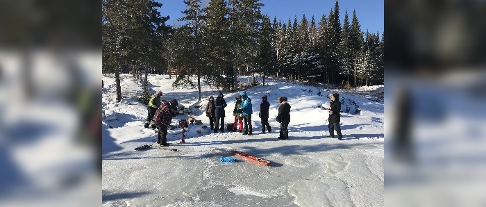 人们聚集在雪地里