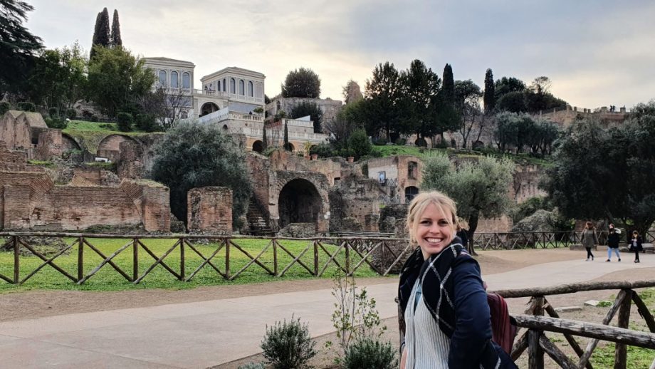 埃拉·格里尔（Ella Greer）站在罗马的罗马废墟前