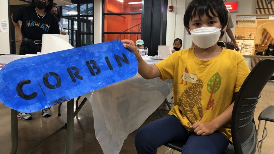 一个带有艺术项目标志的男孩，他的名字叫Corbin蓝色。