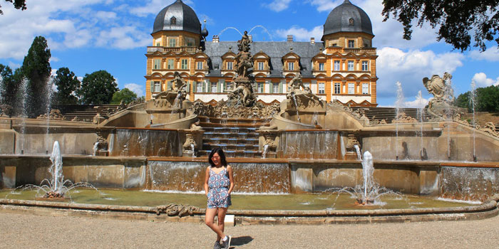 碧翠丝·图阿诺站在喷泉和宫殿前