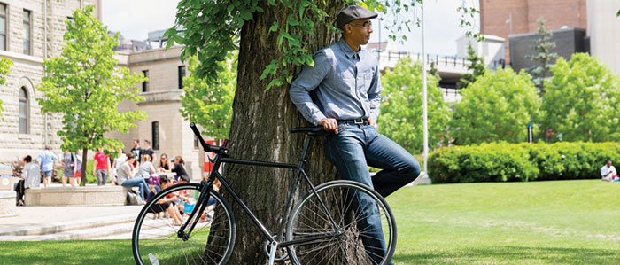 骑自行车的男人在前草坪上