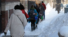 人们在冬天走路的照片