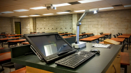 配有电脑和投影仪的桌子